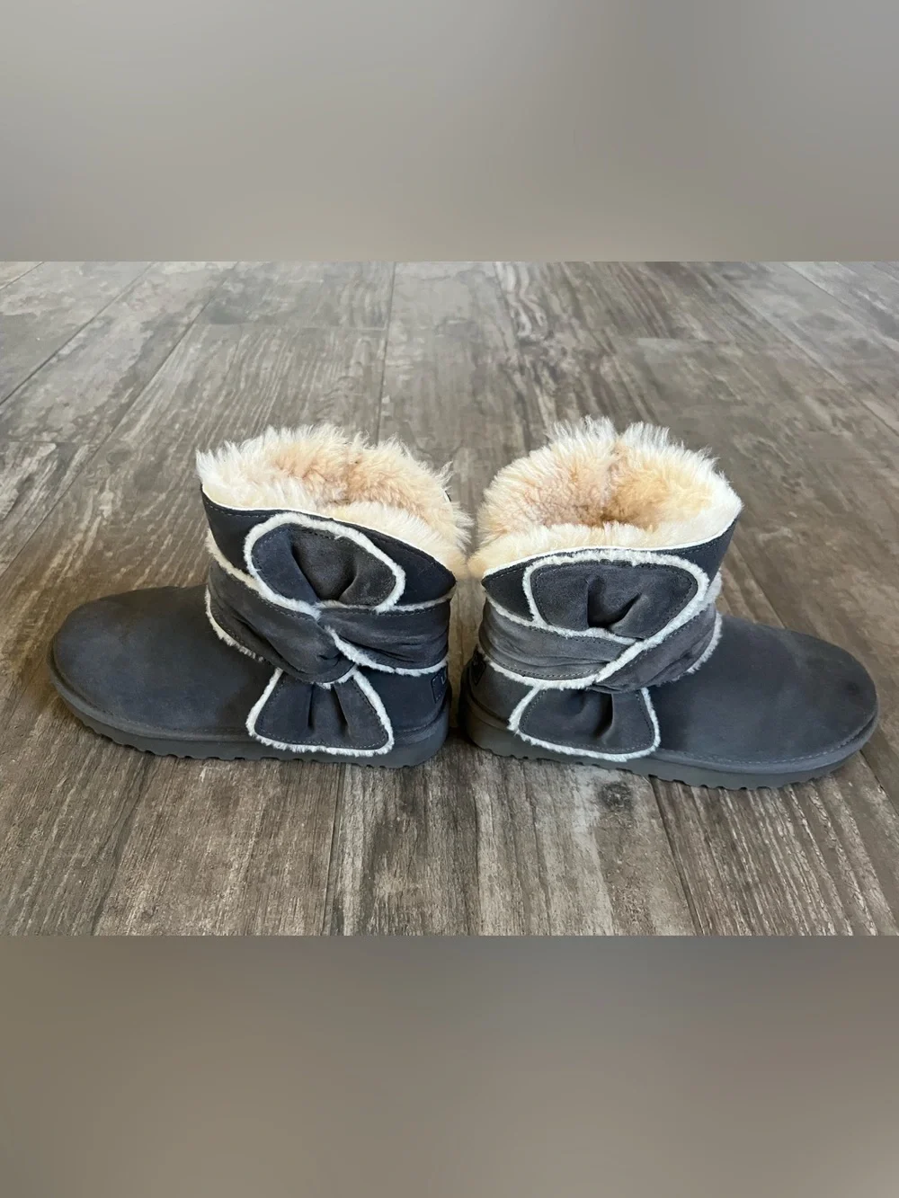 UGG Mini Spill Seam Bow Boots Gray Suede Shearling Size 8